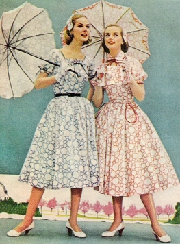 1950s-fashion-sull-skirted-dress-and-parasols1